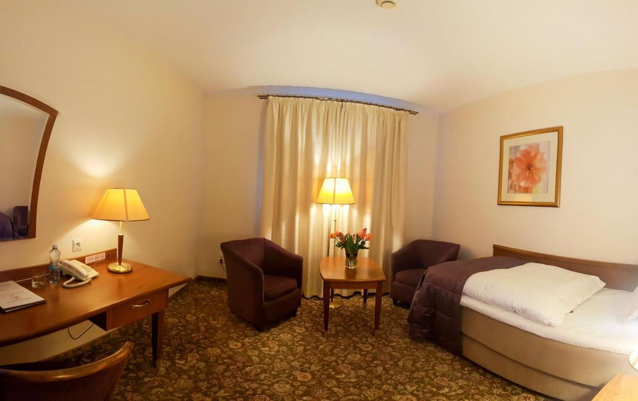 Hotel Amaryllis Swarzedz Ngoại thất bức ảnh